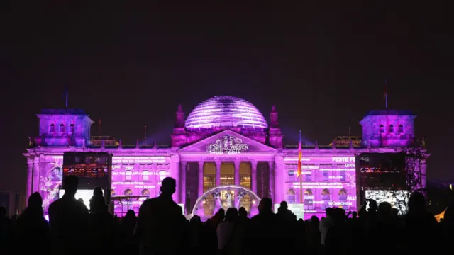 Pada 3 Oktober 1990, setelah berakhirnya Perang Dingin, Jerman Barat yang berorientasi barat, kapitalis, dan demokratis dan Jerman Timur yang dulunya berorientasi komunis menyatu jadi satu negara setelah 41 tahun terpisah. 