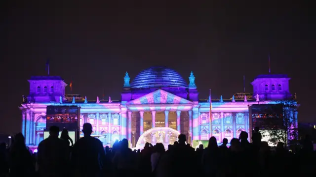 Meski integrasi antara dua negara berbeda ini umumnya dipandang sebagai suatu kesuksesan, namun tetap ada perbedaan dalam rata-rata pemasukan dan pensiun, dengan Jerman Timur lebih rendah. Jerman merayakan peringatan tersebut dengan nama Hari Penyatuan Jerman. 