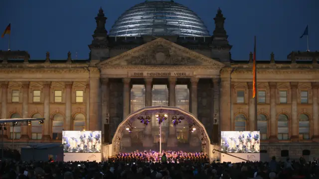 Konser perayaan Hari Penyatuan Jerman dimeriahkan oleh pertunjukan lampu dan kembang api di depan gedung Reichstag, tempat parlemen atau Bundestag berkantor di Berlin. 