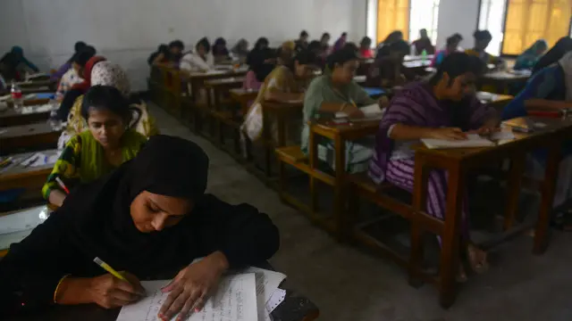 মেয়েরা অনেক ক্ষেত্রে কাউকে এড়াতে চাইলেই পড়তে হয় বুলিং এর মুখে (ফাইল ছবি)