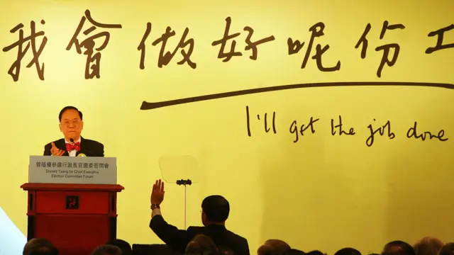 曾荫权在2007年竞选连任的口号是“我会做好呢份工”,在第二任期最后,因为利益输送案件被民众讽刺“没做好呢份工”。