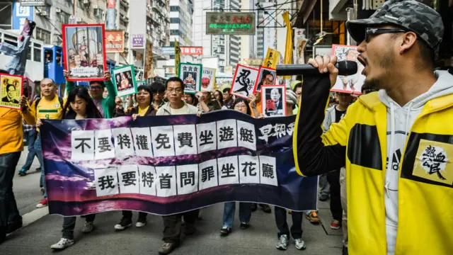 2012年三月,不满曾荫权与权贵挂勾、搭乘私人游艇飞机出游的民众走上街头抗议。