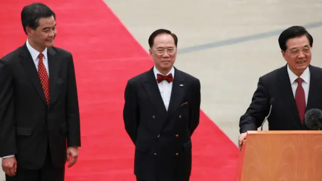 2012年6月29日,在香港主权移交15周年前夕,时任中国国家主席的胡锦涛在机场发表讲话。曾荫权与下一任特首梁振英在场。