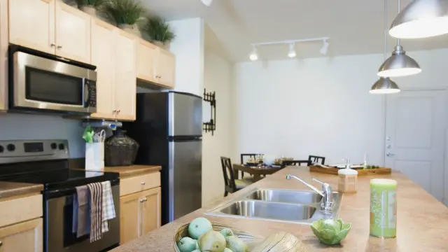 Adamlar təbii şəkildə yığışırlar mətbəxə...