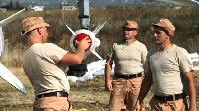 Российские военные у самолета