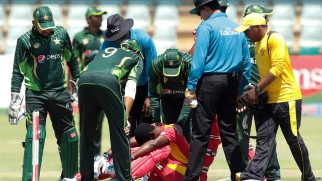 متوم بامی گیند لگنے کے بعد تکلیف میں دکھائی دیے لیکن کچھ دیر بعد ہی انھوں نے اپنے کھیل کا دوبارہ آغاز کیا اور 67 رنز کی اننگز کھیلی۔