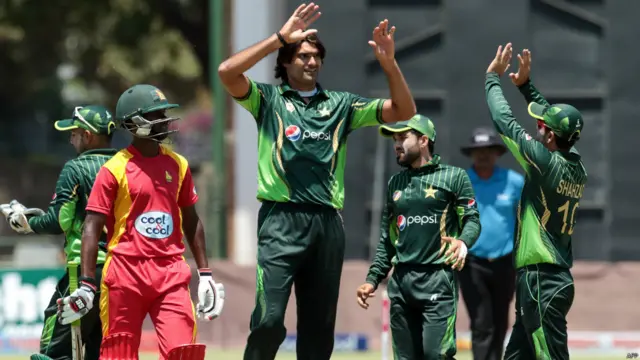 پاکستان اور زمبابوے کے درمیان ہرارے میں کھیلے گئے تیسرے اور آخری ایک روزہ میچ میں پاکستان نے ٹاس جیت کر پہلے بولنگ کرنے کا فیصلہ کیا اور زمبابوے کو 161 رنز تک محدود رکھنے میں کامیاب رہا۔