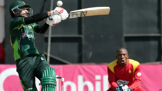 تیسرے ایک روزہ میچ میں 162 رنز کے ہدف کے تعاقب میں پاکستان نے جب اپنی اننگز کا آغاز کیا تو 104 کے مجموعی سکور پر اس کی تین وکٹیں گر چکی تھیں۔ محمد حفیظ 13 اور احمد شہزاد 32 رنز بنا کر آؤٹ ہوئے۔