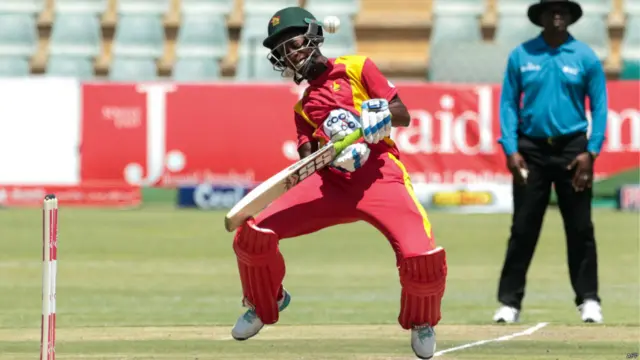 میچ کے دوران زمبابوے کے اوپنر رچمنڈ متوم بامی محمد عرفان کی تیز رفتار اور اٹھتی ہوئی گیند کو کھیل نہ سکے اور گیند ان کے ہیلمٹ پر جا لگی۔