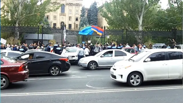 Polis aksiya iştirakçılarına Milli Məclisin dəmir hasarından aralanmağa imkan vermirdi