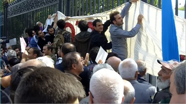 Nümayişçilərin hasara iri "Yox!" şüarı asmaq cəhdinə polis maneə oldu