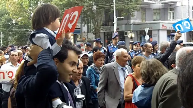 Nümayişçilər polis tərəfindən güc tətbiq ediləcəyini gözləmirdi. Bəziləri azyaşlı uşaqları ilə gəlmişdi