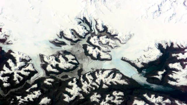 从国际空间站看冰川山脉（图片来源：NASA/SCIENCE PHOTO LIBRARY）