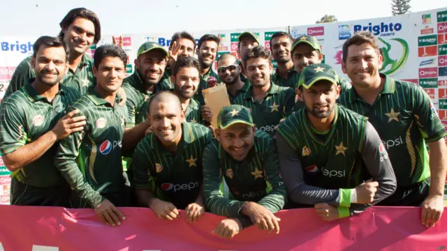 شعیب ملک کو مین آف دی سیریز جبکہ بلال آصف مین آف دی میچ قرار دیا گیا۔