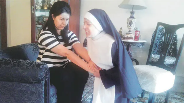 विवादित नाटक ऐग्नेस ऑफ़ गॉड के मुंबई में चल रहे रिहर्सल करते कलाकार. एक दृश्य