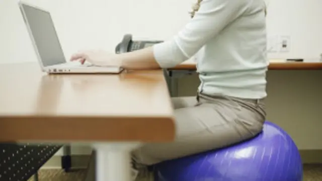 Sentarse en pelotas suizas ayuda a la postura del cuerpo.