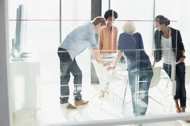 La recomendación es levantarse de la silla y estar de pie o caminando.