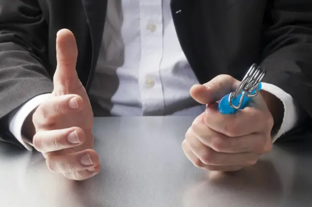 Hay ejercicios que fácilmente se pueden hacer con las manos y los brazos mientras se trabaja sentado.