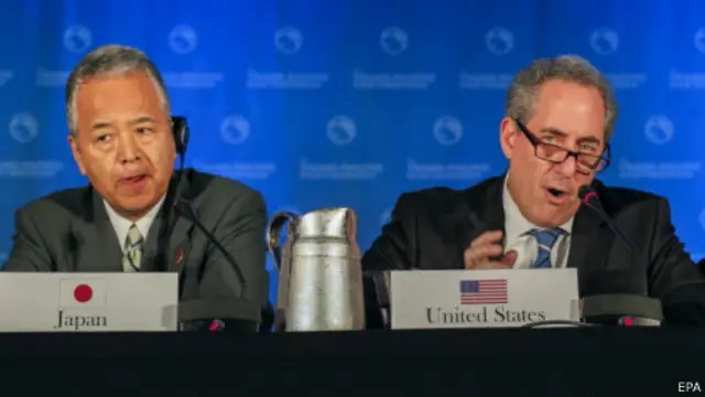 TPP协定达成后，日本经济产业大臣甘利明（左）和美国贸易代表弗罗曼（右）出席记者会。