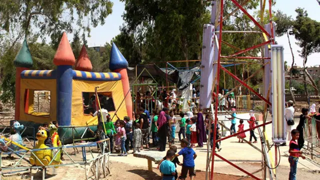 Дети играют на аттракционах