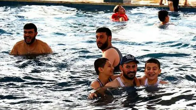 Мужчины в бассейне