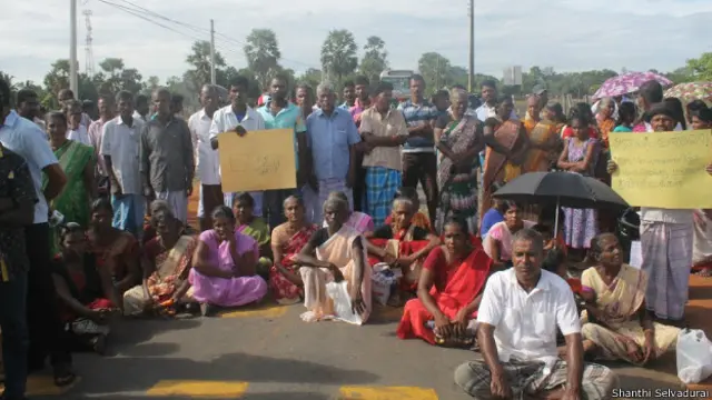 ‘හවස හයේ ඉඳන් උදේ හය වෙනකන් හරිම බයේ ඉන්නේ. මෙහෙම ජීවත් වෙන්න බැහැ. මීට වඩා හොදයි අපිව අරන් මුහුදට දාන්න’