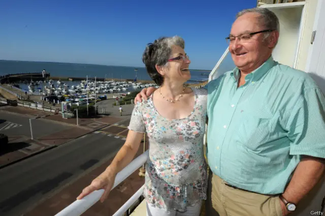 En 2001, Remi Bouriaud, un excura francés posaba así con Michele, la mujer junto a la que llevaba una década.