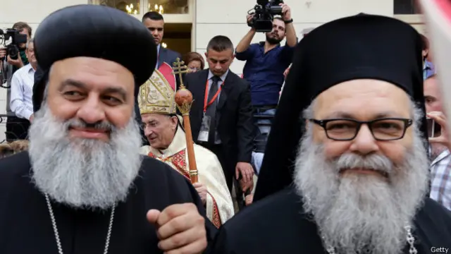 Los curas ortodoxos (sobre estas líneas) y los coptos (imagen de arriba) se pueden casar.