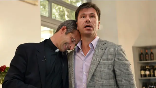 Krzysztof Charamsa (izquierda) posó ante las cámaras con su pareja, el catalán Eduard Planas.