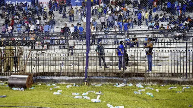 کٹک میں ناظرین نے بھارتی ٹیم کی خراب کارکردگی پر میدان میں بوتلیں پھینکیں