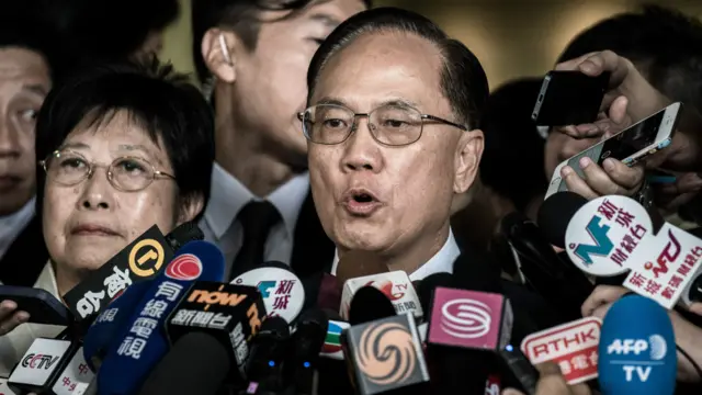香港前行政長官曾蔭權與妻子到東區裁判法院應訊