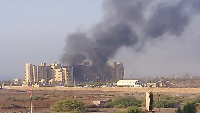 أجلت طائرة مروحية رئيس الحكومة خالد بحاح وبعض وزرائه