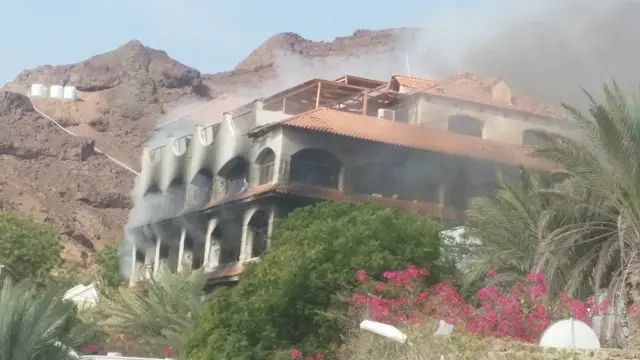 مقر القوات الإماراتية وأعمدة الدخان تتصاعد منه