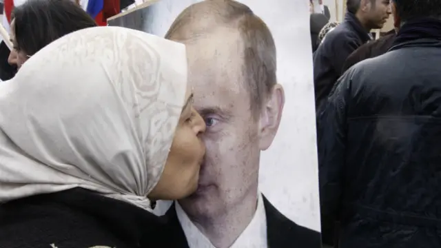 Сирийская демонстрантка целует портрет Путина