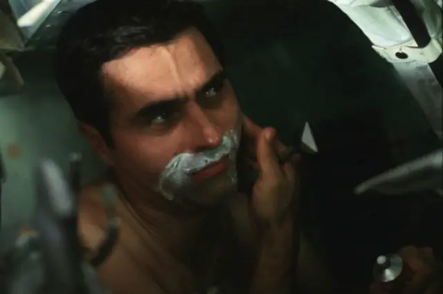 Aquí vemos al piloto del módulo lunar Harrison H. Schmidt mientras se afeita a bordo del Apolo 17. Era uno de tres astronautas de la misión. Fue el único geólogo entrenado en caminar en la Luna.