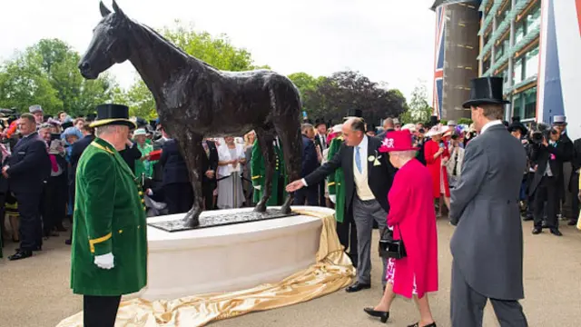 皇家赛马会的常胜宝马塑像，受女王称赞