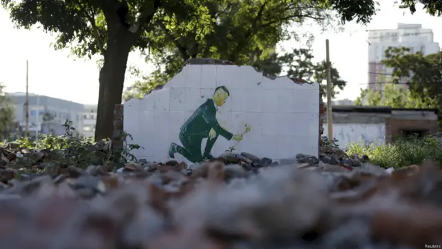 25岁的北京艺术家ROBBBB在残垣断壁上找到了自己创作的画板