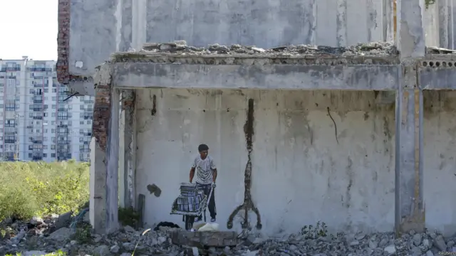 他希望这样的艺术形式能捕捉到快速转型中的中国