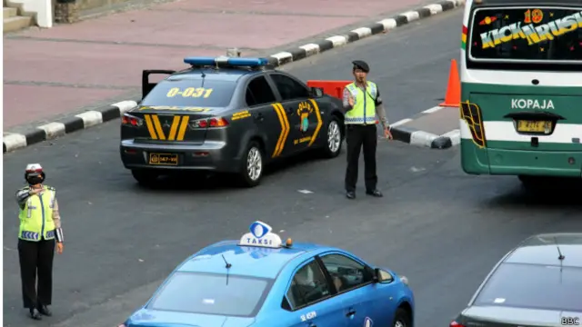 "Bagaimana di kota-kota kecil?" tanya Damar.