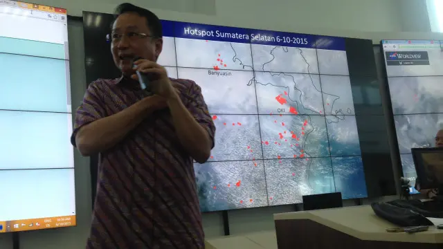 Kepala BNPB Willem Rampangilei pada konferensi pers strategi percepatan penanganan asap di Jakarta, Selasa (6/10).