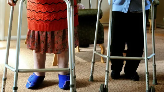 Пожилые люди с ходунками