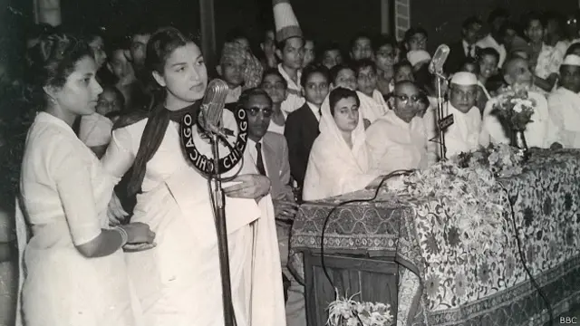 اندرا گاندھی کے سامنے پروگرام پیش کرتے ہوئے