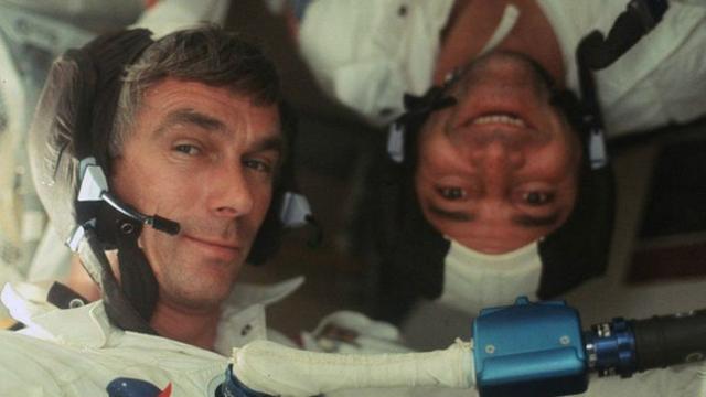 El proyecto del archivo fue desarrollado por Kipp Teague, del Lynchburg College, en Estados Unidos. Según le dijo Teague a la BBC, como la NASA no tenía recursos para dedicar a la publicación de estas imágenes, decidió hacerlo él mismo. En la foto vemos a Ronald Evans y Gene Cernan en camino a la Luna, en la misión Apolo 17. 
