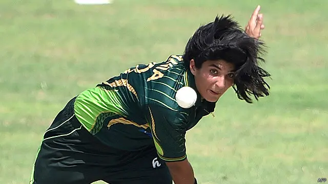 ثانیہ خان نے ایک وکٹ حاصل کی