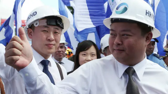 图为总部设于香港的“尼加拉瓜运河开发投资公司”（HKND）公司董事长王靖（右）。