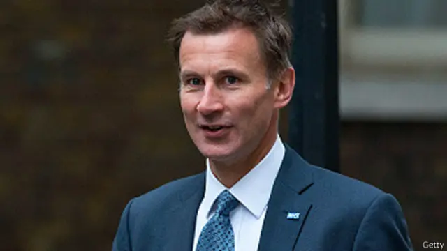 英國衛生大臣傑裏米·亨特說，英國人應向中國人一樣勤奮工作的話引起了政治爭論。