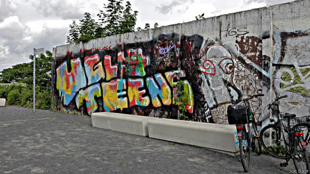 Граффити на Берлинской стене и велосипеды рядом