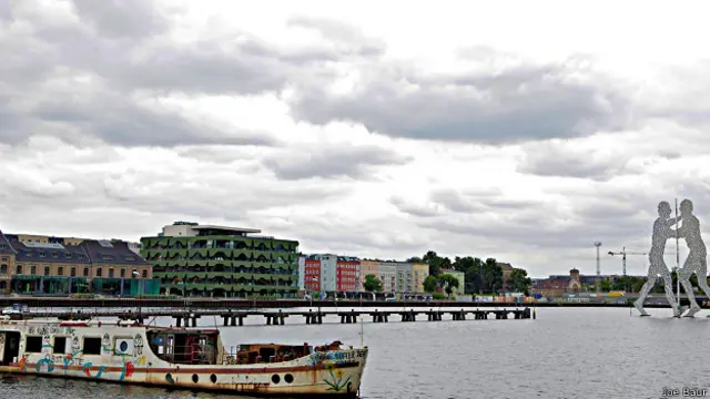 Скульптура "Моелекулярный человек" в Берлине
