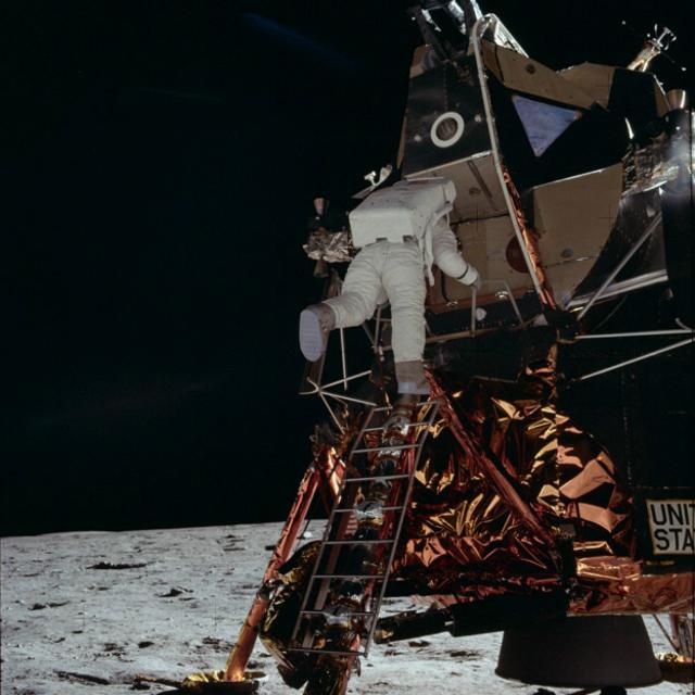 Buzz Aldrin pisó la Luna el 21 de julio de 1969, después de que lo hiciera Neil Armstrong, comandante de la misión. Aquí vemos como trata de bajar la escalera con las dificultades que implica moverse en las extrañas condiciones de la Luna. 