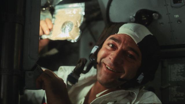 Ronald Evans, de la misión Apolo 17, sonriendo para la cámara. 
